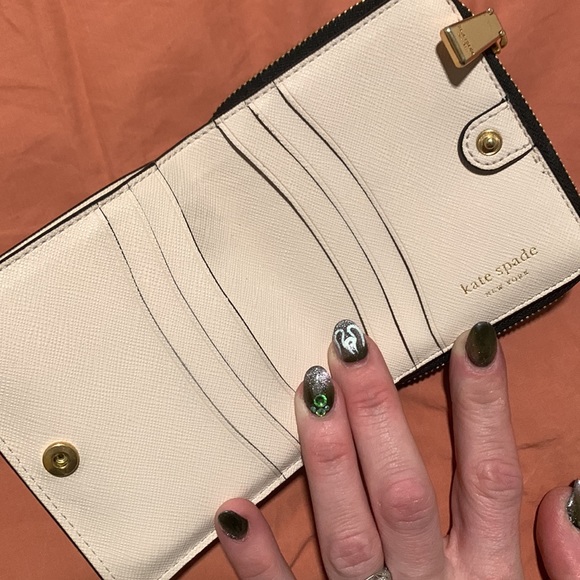 Morgan Small Compact Wallet
Kate Spade black leather wallet
3.75"h x 4"w x1.3" - Picture 4 of 7